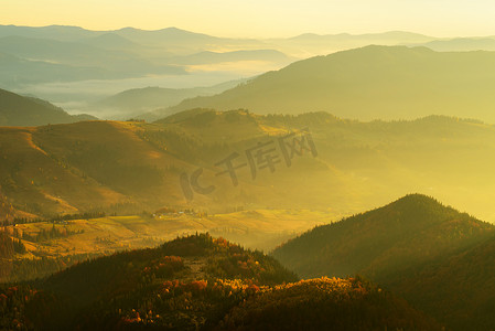 从山俯瞰乌克兰伊万诺弗兰科夫斯克地区喀尔巴底山脉的村