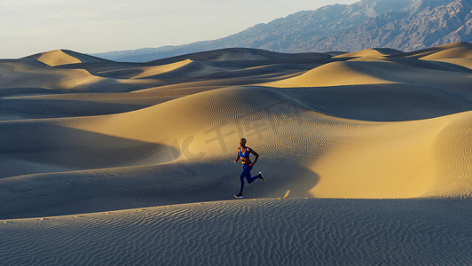 沙漠游戏摄影照片_美国加州死亡谷沙漠中的跑步者