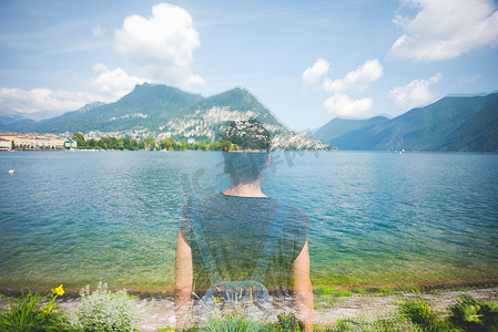 瑞士卢加诺湖上妇女的双曝光反射