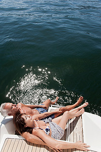 年长的夫妇在帆船上放松