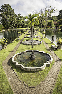 东南亚人摄影照片_正式花园和池塘印度尼西亚巴厘岛阿姆拉普拉