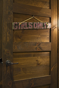 女生标志摄影照片_木门上的女生专用门牌