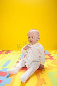 男婴玩玩具字母表