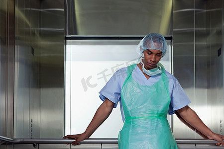 医院电梯里的外科医生肖像