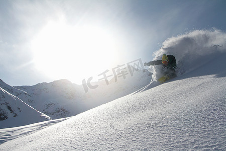 在奥地利蒂罗尔库赫泰的滑雪场外滑雪的男子