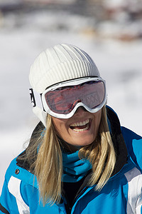 戴着滑雪护目镜的微笑的女人