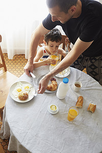 奶瓶图案摄影照片_父子俩吃早饭