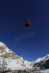 至低摄影照片_自由式滑雪运动员在空中跳跃