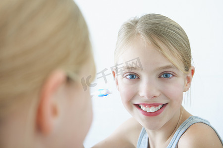 浴室里拿着牙刷的女孩的镜子肖像