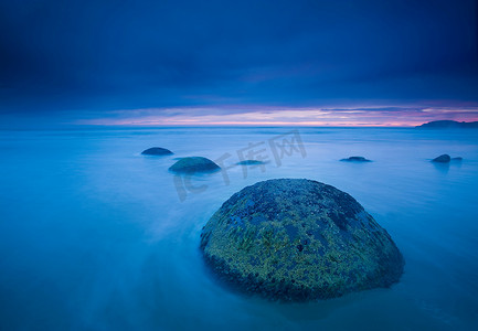 海浪冲过海滩上的岩石