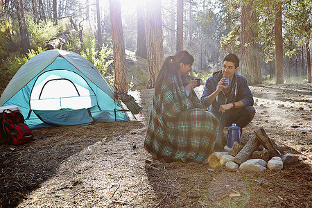 帐篷摄影照片_美国加利福尼亚州洛杉矶森林里一对年轻的露营夫妇喝着咖啡