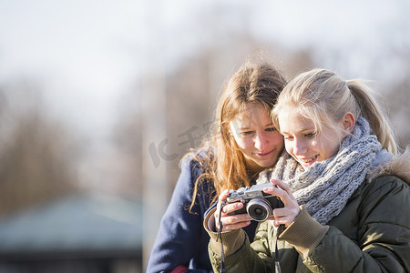 十几岁的女孩使用相机