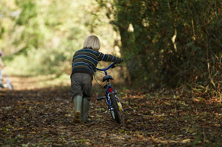 男孩在乡村骑自行车