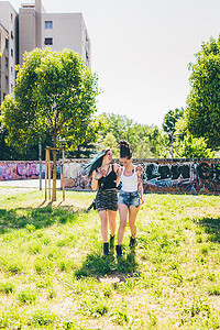 两名年轻女子在城市公园散步