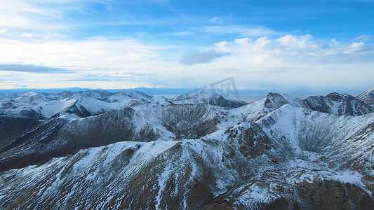 壮美摄影照片_航拍雪山下的天然湖泊大自然山峰山脉湖水美景