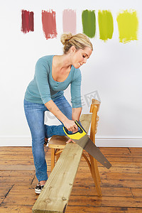 妇女锯木板