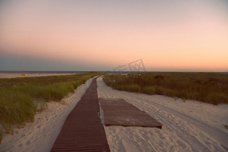 美国纽约长滩海滩上的木板路