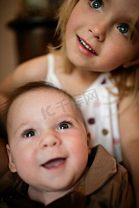 家庭避震摄影照片_一对姐妹和弟弟的肖像