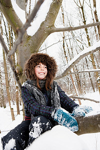 坐在雪树下的女孩