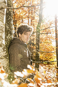 穿着羊毛衫的男子在森林中的肖像