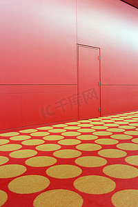 地毯花纹图案摄影照片_红色走廊中的花纹地毯