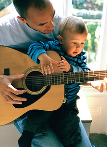 弹吉他的父子俩