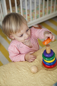 短发少女摄影照片_女婴玩弄堆叠玩具的高角视角