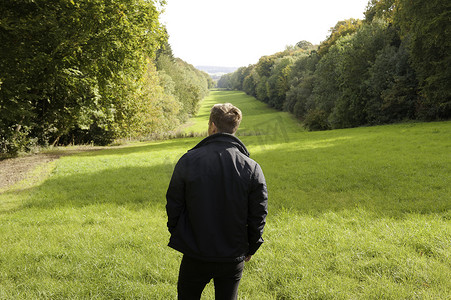 英国白金汉郡大米森登的年轻人眺望风景的背影
