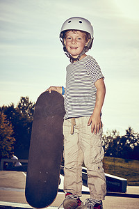 公园里玩滑板的男孩