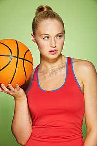 打篮球的年轻女子