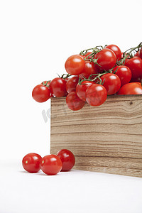 木板箱里面装满了新鲜的藤本番茄
