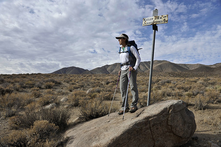 徒步旅行者探索沙漠红木峡谷死亡谷国家公园加利福尼亚州