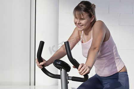 微笑的女人使用健身器
