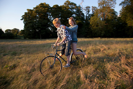 一对十几岁的夫妇一起骑自行车