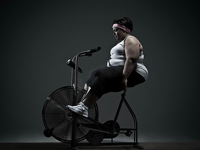 骑健身车的超重女性
