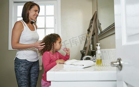母女俩在洗手间洗手池刷牙