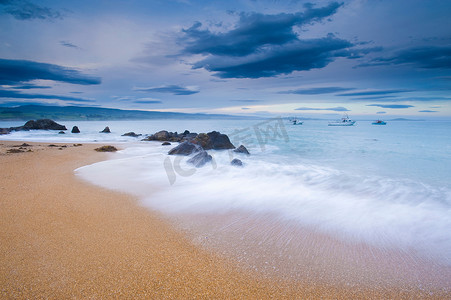 海浪冲上沙滩