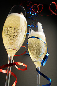 两个带有红色和蓝色横幅的香槟酒杯