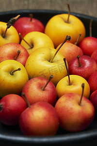 苹果静物摄影照片_红色和黄色苹果盘的高角视角