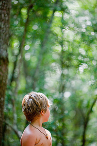 森林里的男孩看向别处