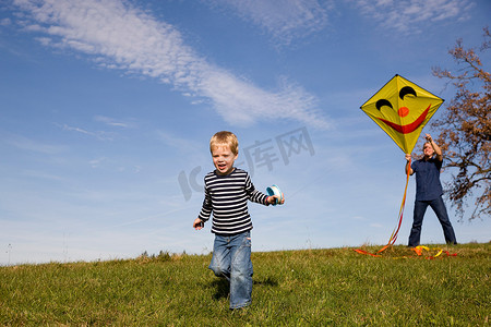 男孩和父亲开始放风筝