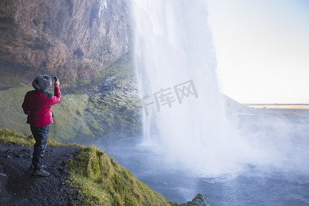 拍摄冰岛西南部的瀑布的女子