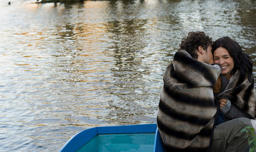 男子在船上亲吻女子的脸颊