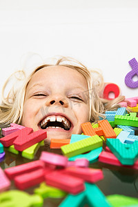 一个大笑的孩子在玩泡沫信