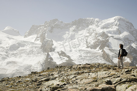 徒步旅行者靠近一座被冰覆盖的山
