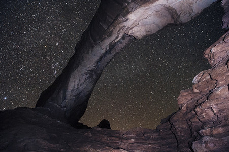 黑大气背景摄影照片_拱形岩层和繁星点点的夜空美国犹他州摩阿布拱门国家公园