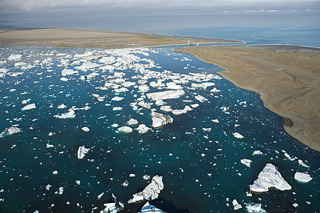 冰岛泻湖的冰山从瓦特纳约库尔冰川漂流到北大西洋