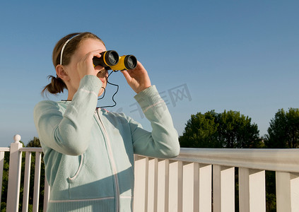 在户外使用望远镜的女孩