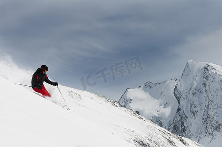 格格摄影照片_中年男子在斜坡上滑雪奥伯格格尔奥地利