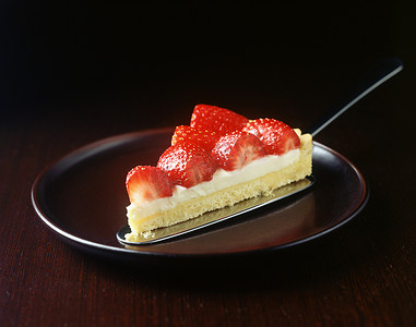 草莓馅饼摄影照片_带蛋糕服务器的草莓馅饼片